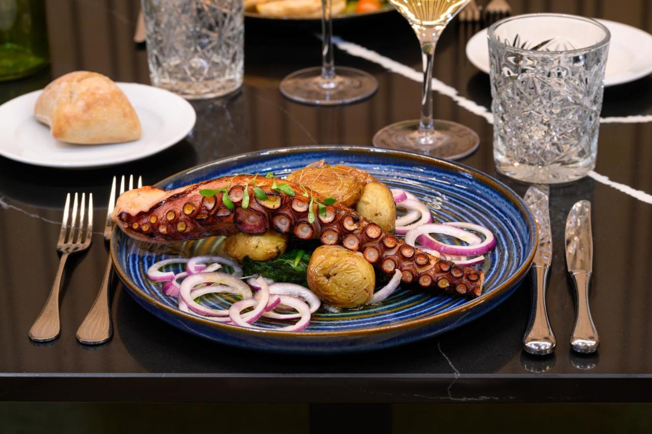 Melia Braga Hotel&Spa Exteriör bild Octopus with potatoes
