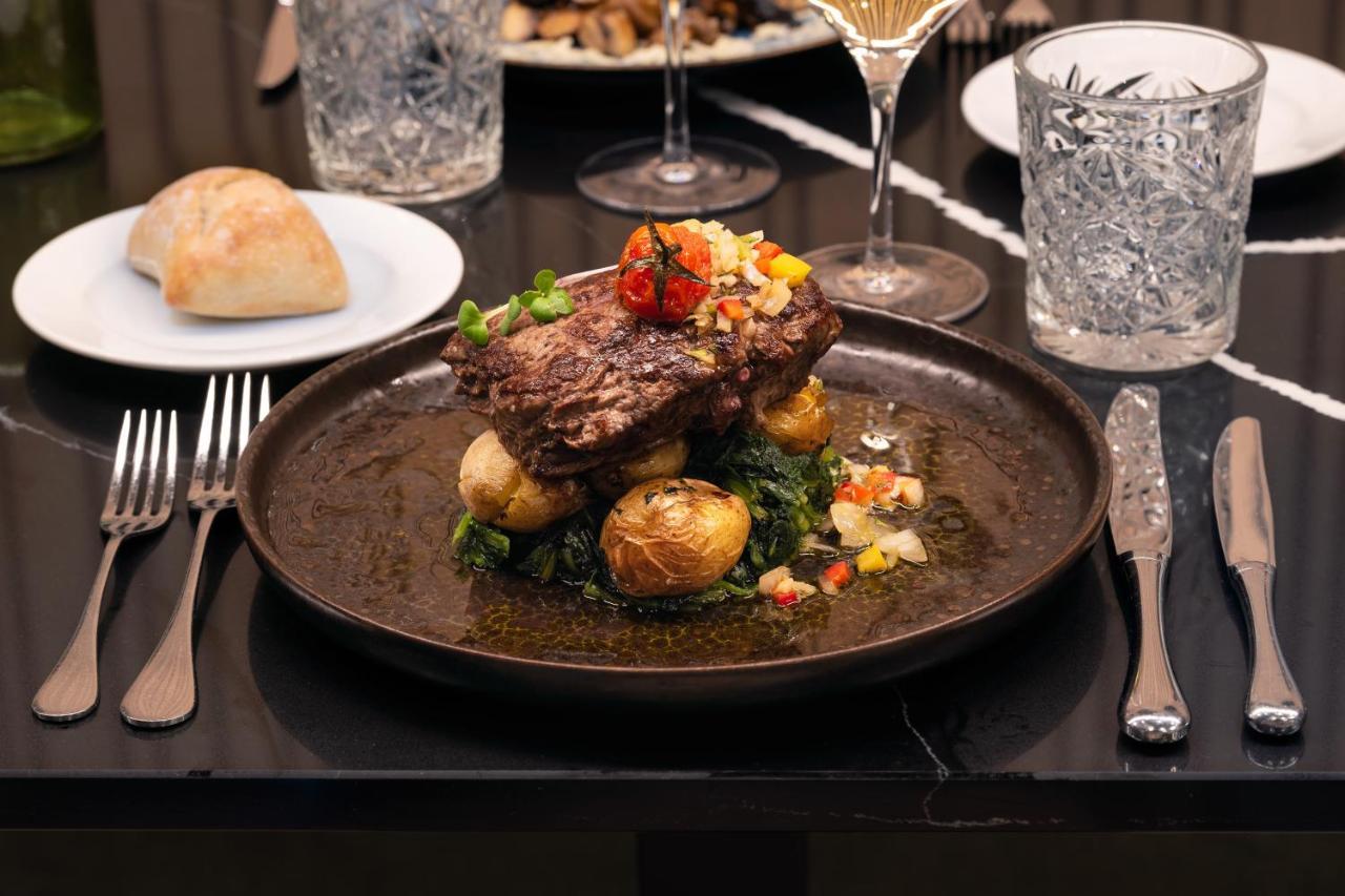Melia Braga Hotel&Spa Exteriör bild A steak prepared at the restaurant