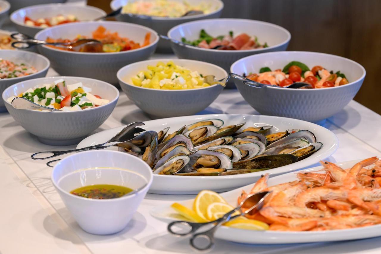 Melia Braga Hotel&Spa Exteriör bild A buffet of seafood