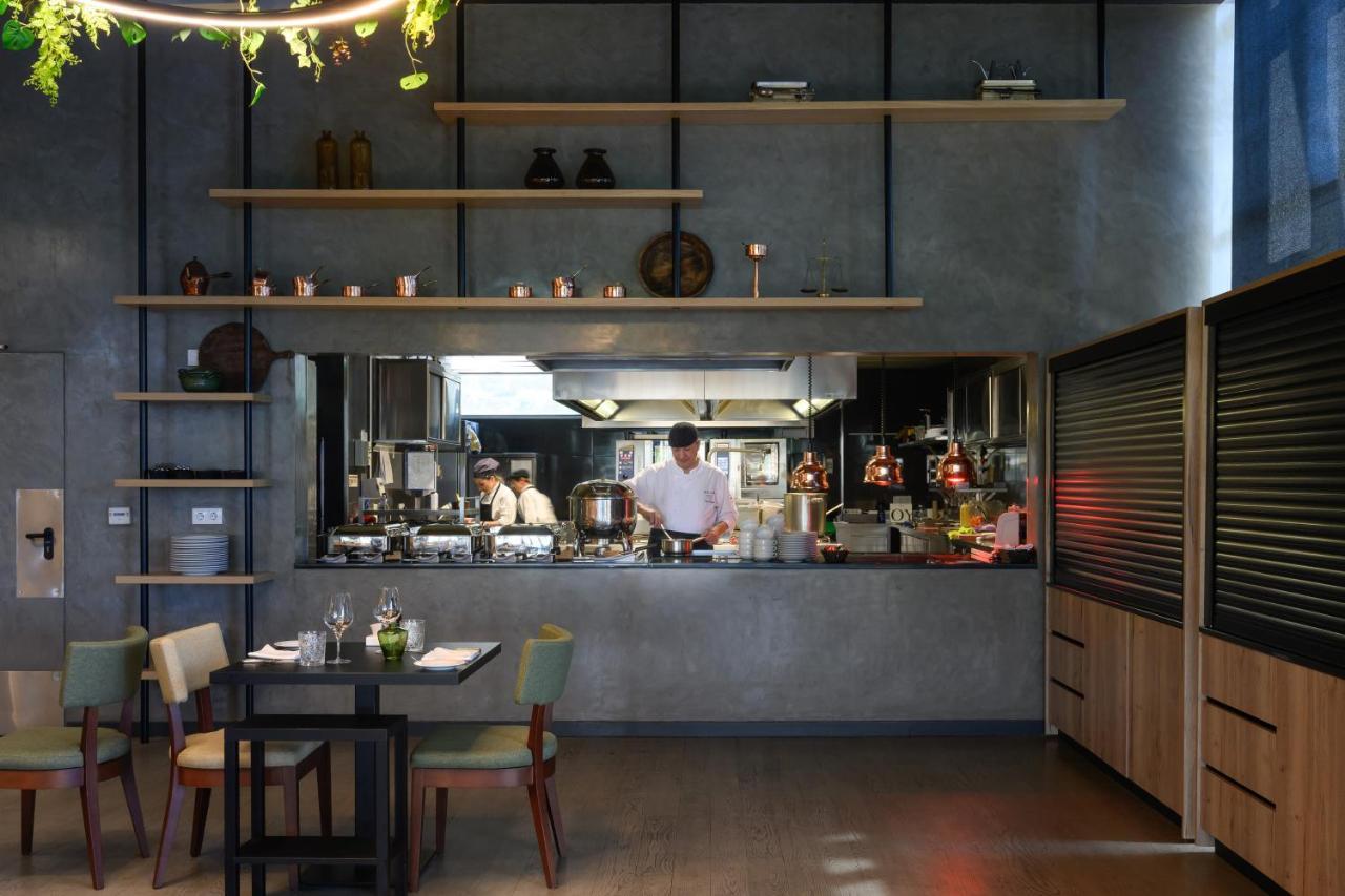 Melia Braga Hotel&Spa Exteriör bild The open kitchen at the restaurant
