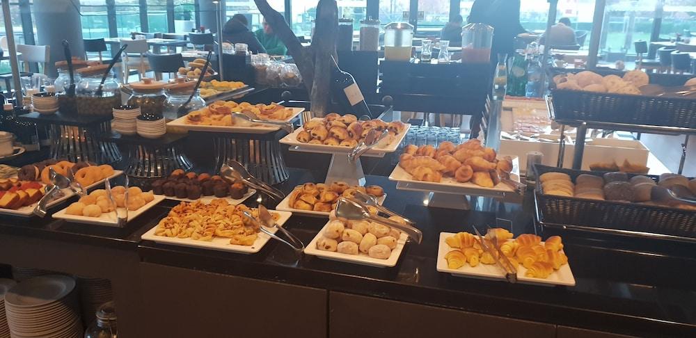 Melia Braga Hotel&Spa Exteriör bild A selection of pastries at a buffet