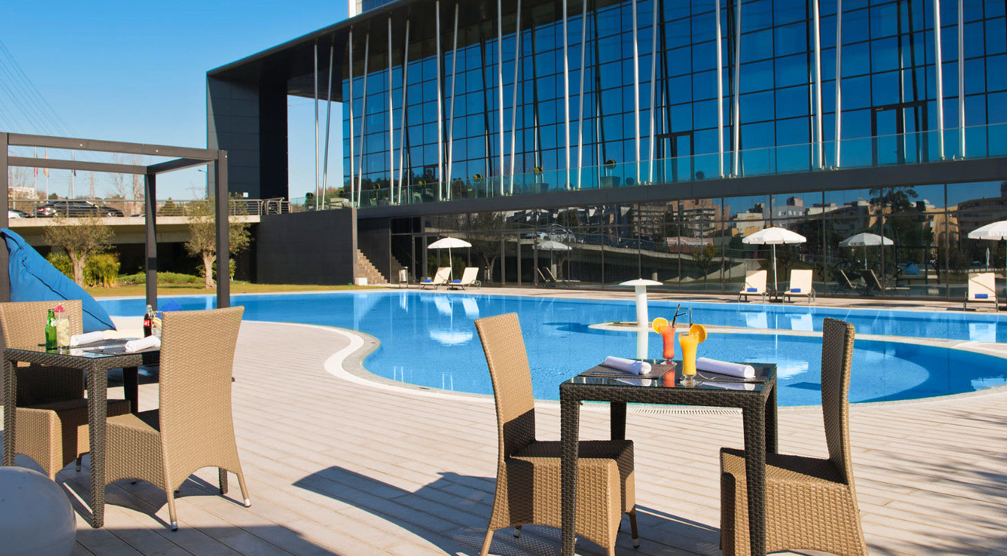 Melia Braga Hotel&Spa Exteriör bild The swimming pool at the hotel