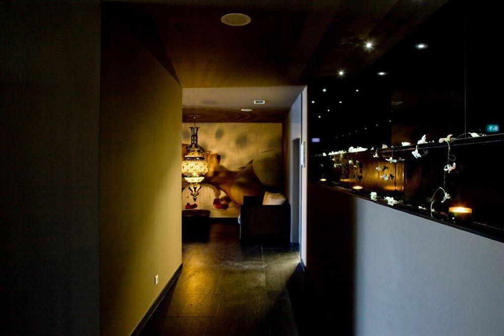 Melia Braga Hotel&Spa Inreriör bild The interior of a modern Japanese restaurant