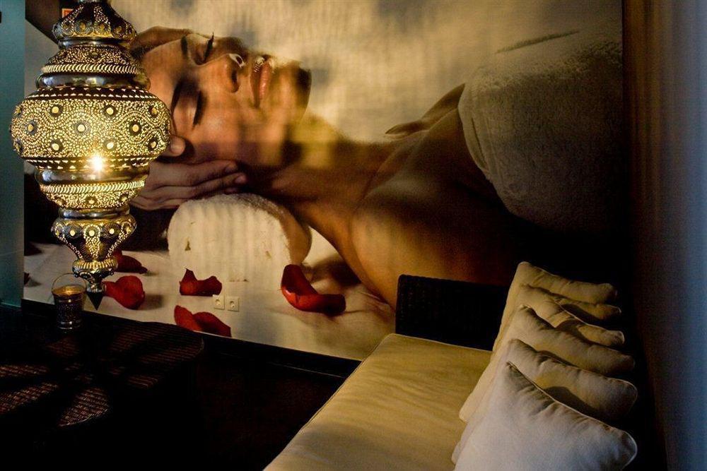 Melia Braga Hotel&Spa Inreriör bild A woman receiving a spa treatment